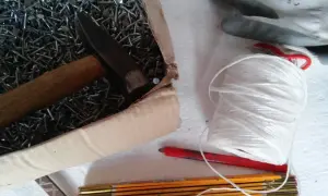 Jakie gwoździe do sznurkowania wybrać, aby uniknąć uszkodzeń materiału?