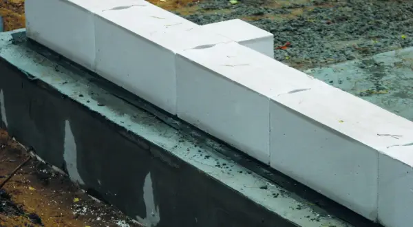 Jaki cement do zaprawy murarskiej wybrać, aby uniknąć błędów i uzyskać trwałe efekty?