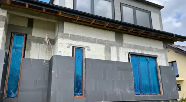 Czy styropian ma zachodzić na okno? Klucz do skutecznej izolacji