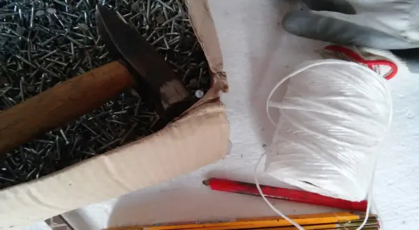 Jakie gwoździe do sznurkowania wybrać, aby uniknąć uszkodzeń materiału?