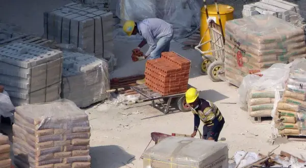Ile taczek betonu z worka cementu? Oblicz i uniknij strat
