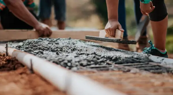 Zaprawa cementowa co to jest i jak ją stosować w budownictwie? Praktyczne porady