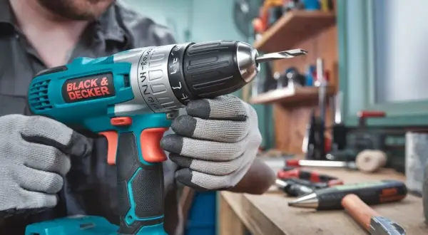 Jak łatwo i bezpiecznie zdjąć głowicę z wiertarki Black&Decker bez błędów