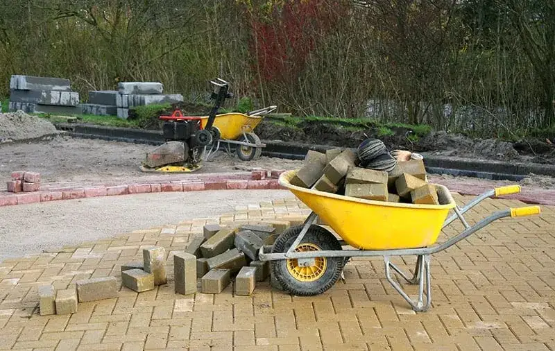 taczka budowlana w ogrodzie